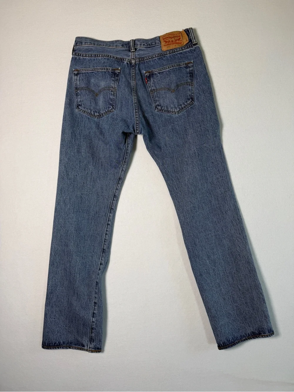 Levi's 501 Actual Fit 32 X 31.5 Straight Leg Medium Wash Read Description